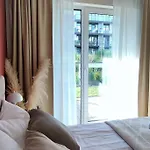 Marina Bay & Apartment *